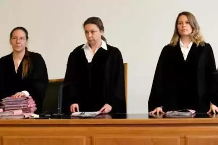 Vom Verteidiger im Babymord-Prozess kritisiert: die Richterinnen um ihre Vorsitzende Alexandra Ulrich (Mitte).  Foto: Bolte 