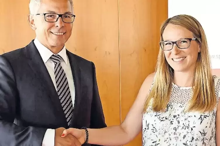 Vorstandsvorsitzender Andreas Ott beglückwünscht Nadja Heilmann vom LTV Bad Dürkheim.
