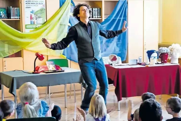 Zum Auftakt des Zweibrücker Lesesommers liest und spielt der Mainzer Schauspieler Michael Hain gemeinsam mit den Kindern das Buc