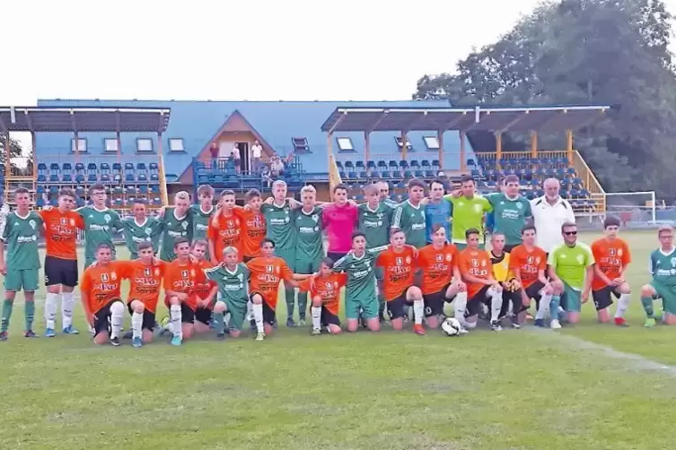 Die C-Jugend-Teams des FV Kusel (grüne Trikots) und von Andrashida SC vor dem Anpfiff in Zalaegerszeg.