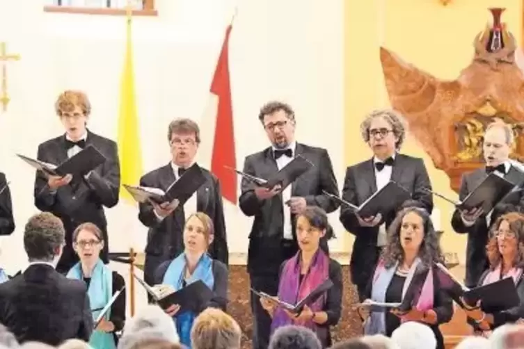 Ausdrucksstarker Gesang: der Maulbronner Kammerchor in St. Leodegar.