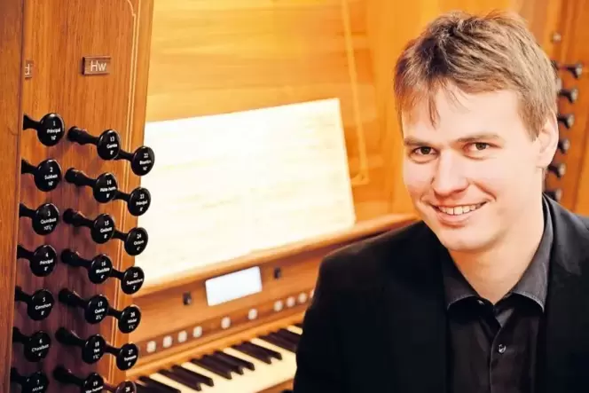 An seinem Lieblingsplatz: Stefan Viegelahn an der Orgel der Landauer Stiftskirche.