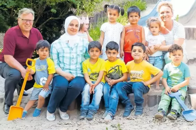 „Das ist mein Traum“: Die syrische Lehrerin Sana Alhosen (zweite von links) kümmert sich in der Kindertagesstätte in Ebertsheim 