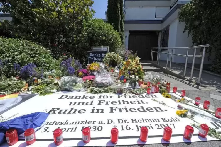 Kränze, Blumen und Kerzen vor Kohls Wohnhaus in Oggersheim. Dort verstarb der Altkanzler am Freitag im Alter von 87 Jahren. Foto