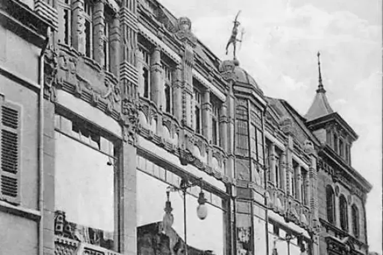 Das 1906 für die Firma Wronker errichtete Jugendstilgebäude in der Hauptstraße 23/25.