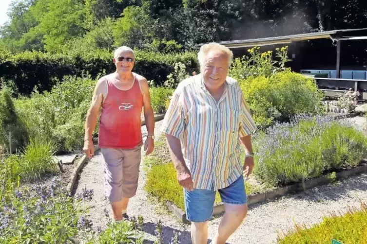 Fühlen sich wohl in ihrem Kräutergarten: Helmut Däuwel (links) und Gerhard Horter.