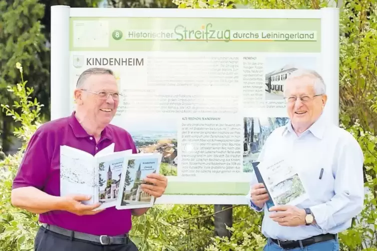 Stehen ganz im Dienst der Kindenheimer Dorfgeschichte: Günter Flohn (links) mit der zweiten Auflage von „Kindenheim-Chronik eine