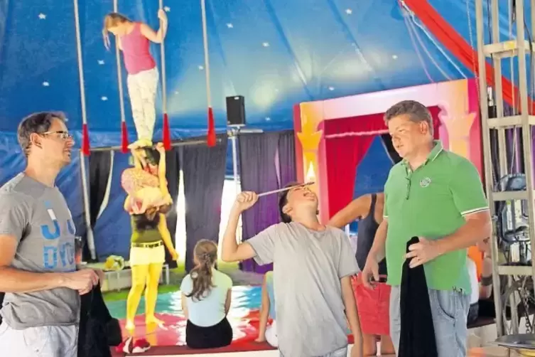 Schüler der Integrierten Gesamtschule Grünstadt (IGS) proben derzeit im Zirkuszelt des pädagogischen Zirkus Zapp Zarap: Unter an