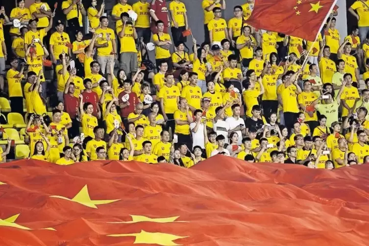 Fußball ist in China gerade ein sehr großes Thema, sagt Klaus Schlappner, ehemaliger chinesischer Nationltrainer.