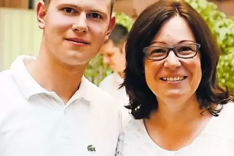Schulleiterin Liane Fremgen mit dem besten FOS-Absolventen, Torben-Niclas Kreuzberger.