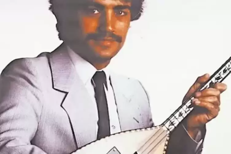 Ein Beispiel aus der Ausstellung: Mehmet Sölecy als junger Mann mit einer Saz, einer türkischen Gitarre. Sölecy machte 1985 in K