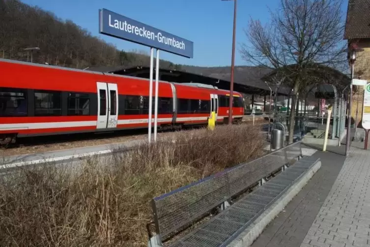 Die Bahnhöfe im Nordkreis werden ab heute Mittag wieder angefahren, die Strecke nach Kaiserslautern ist repariert. Foto: Sayer 