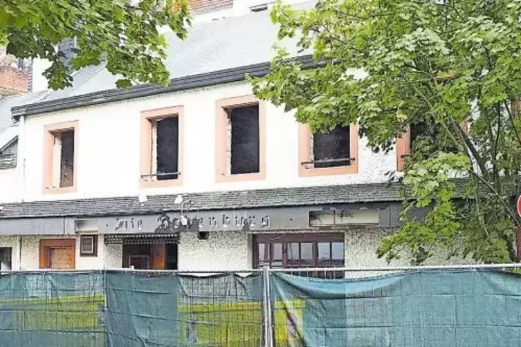 Die ehemalige Gaststätte „Die Hohenburg“ in der Nachbarschaft des gleichnamigen Schulgebäudes soll künftig Wohnungen beherbergen