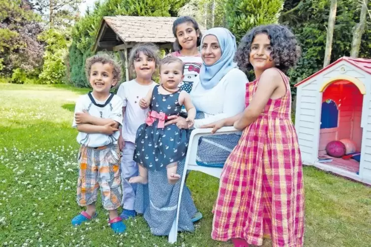 Neue Heimat in Schallodenbach: die kleine Angela Merkel Ramadan (Bildmitte, mit Schleife) zusammen mit Mutter Khadija Alhamyd un