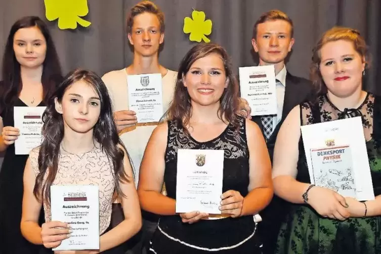 Die Preisträger der Gebrüder-Ullrich-Realschule plus Maikammer/Hambach: (von links) Vanessa Pudelko, Angelina Berg, Florian Bärw