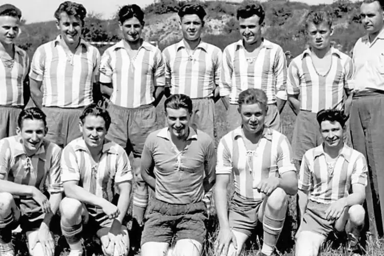 Die Feldhandball-Mannschaft aus dem Jahr 1956/57 (v.li.): O. Kindler, H. Dehof, Fr. Batteiger, Th. Wagner, H. Ulses, W. Kabs, G.