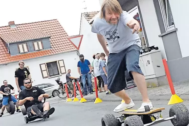Testfahrer: Geschäftsinhaber Kai Hauser (vorne) zeigt, wie ein Elektro-Skateboard gesteuert wird.