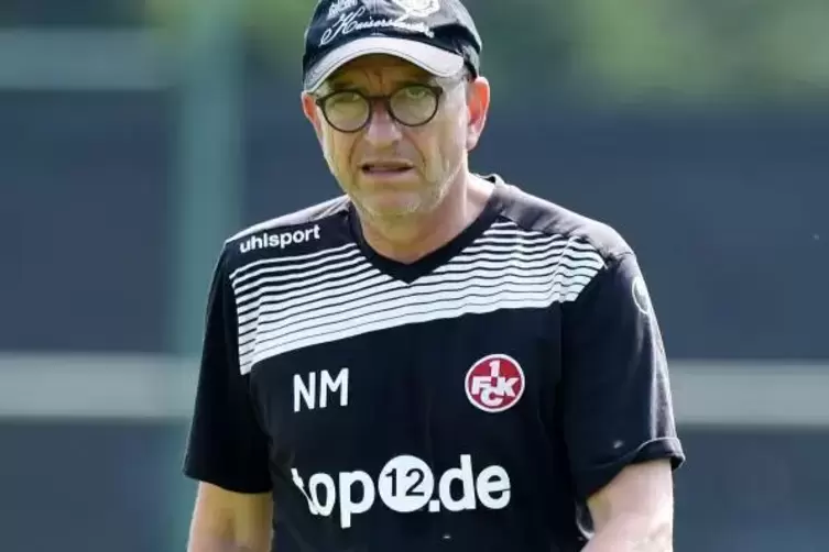 Die Hitze macht auch ihm zu schaffen: FCK-Coach Norbert Meier am Donnerstag bei 36 Grad auf Platz vier auf dem Betzenberg. Foto: