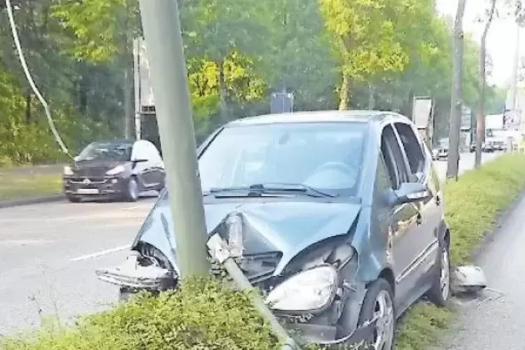 Nach dem Aufprall auf die Laterne in der Mainzer Straße verließ der Fahrer den Unfallort.