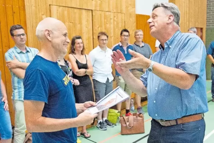 Anerkennung und Dank für „unverschämte Motivation“: Schulleiter Ulrich Becker (rechts) verabschiedet Edgar Hammes.