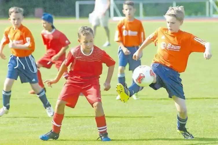 Kreismeister: Die Grundschule Kirchheimbolanden (orangene Trikots und blaue Hosen) triumphiert, hier in der mit 4:1 gewonnenen P