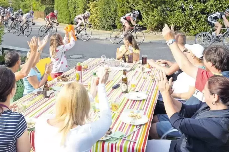 Typisch für Duttweiler: Während die Radrennfahrer ihre Runden drehen, sitzen die Anwohner in ihren Gärten (hier beim Rennen 2014