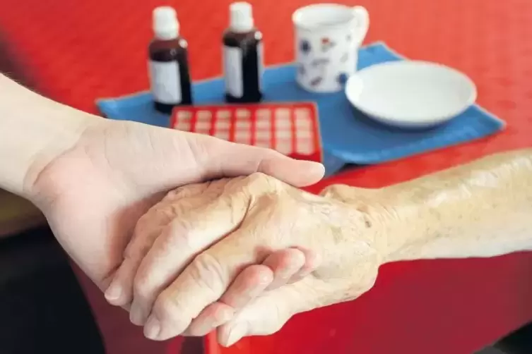 Bei der Pflege alter Menschen steigt der Bedarf ständig. Darauf reagiert die Arbeiterwohlfahrt.