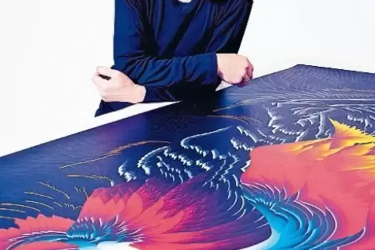 Axel Neumann mit einem seiner großformatigen Füllergemälde. Der Schauspieler arbeitet mit Acrylfarbe statt Tinte.