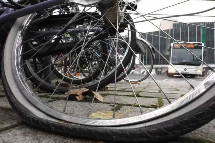 Abgestellte Fahrräder werden oft mutwillig beschädigt.  Archivfoto: van