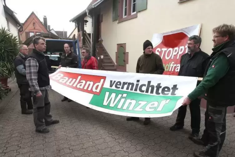 Bereits im Dezember hatten Wollmesheimer Winzer Transparente gegen die Siedlungserweiterung in den Weinbergen aufgehängt.  Foto:
