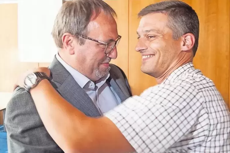 Überglücklich: Otto Rubly lässt sich nur zu gerne von seinem CDU-Kollegen Sven Eckert in den Arm nehmen.