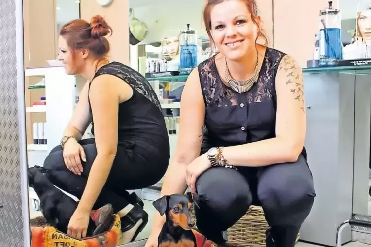 Wird manchmal zum Schoßhund: Zwergpinscher Luna begleitet Julia Westrich jeden Tag in ihren Friseursalon. Bei manchen Kunden dar