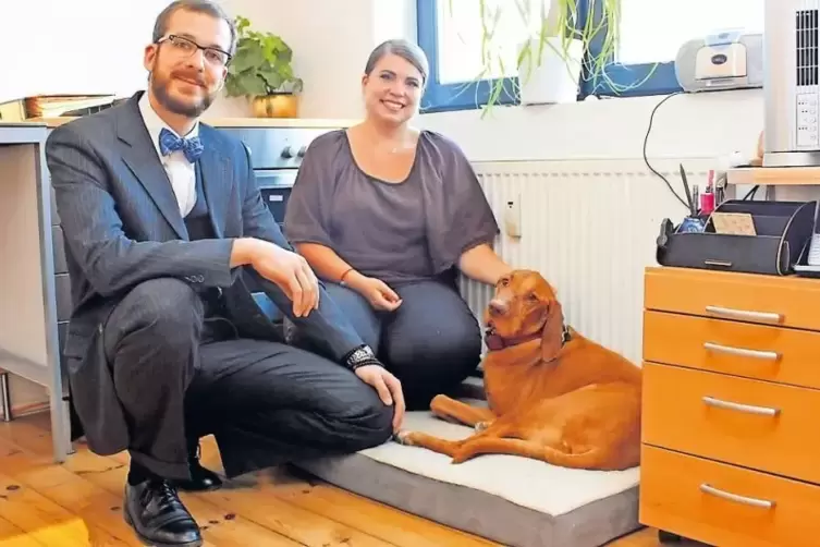 Fast ein Therapiehund: Janina und Michael Bürthel sind froh, dass Hund Paco einige ihrer Mandanten beruhigt, wenn diese aufgebra