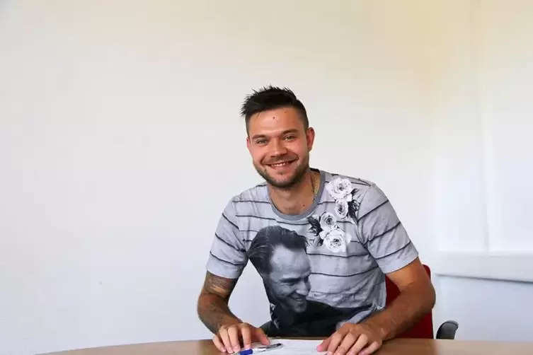 Strahlemann: Lukas Spalvis unterschreibt seinen Vertrag beim FCK. Ein Neustart für den Hoffnungsträger. Am 27. Juli wird er 23. 