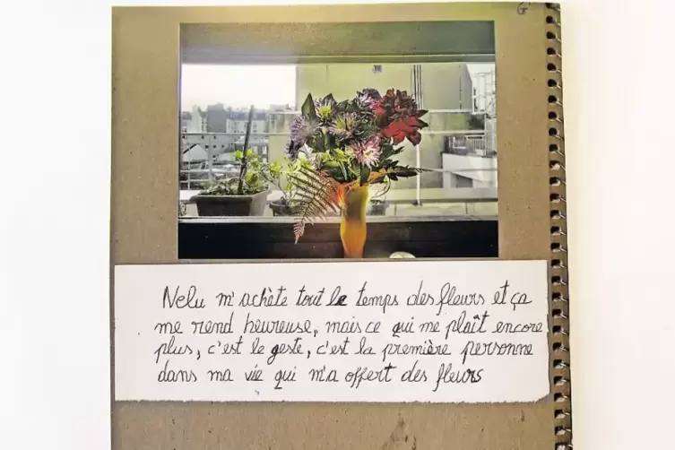 Obdachlose Frauen aus Frankreich hat Sarah Moon dazu angeleitet, ein Reisetagebuch zu gestalten. Eine Frau hat Blumen fotografie