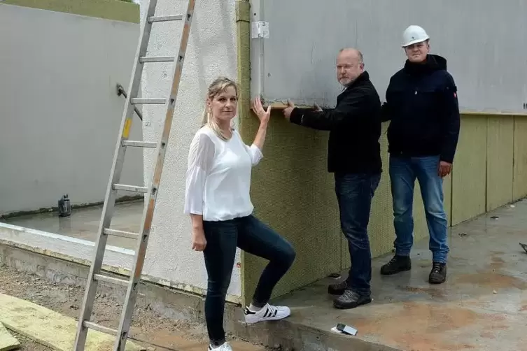 Wand für Wand zum Reihenhaus (von links): Kundenbetreuerin Tina Kamber, der Winnweilerer Bürgermeister Rudolf Jacob und Bauleite