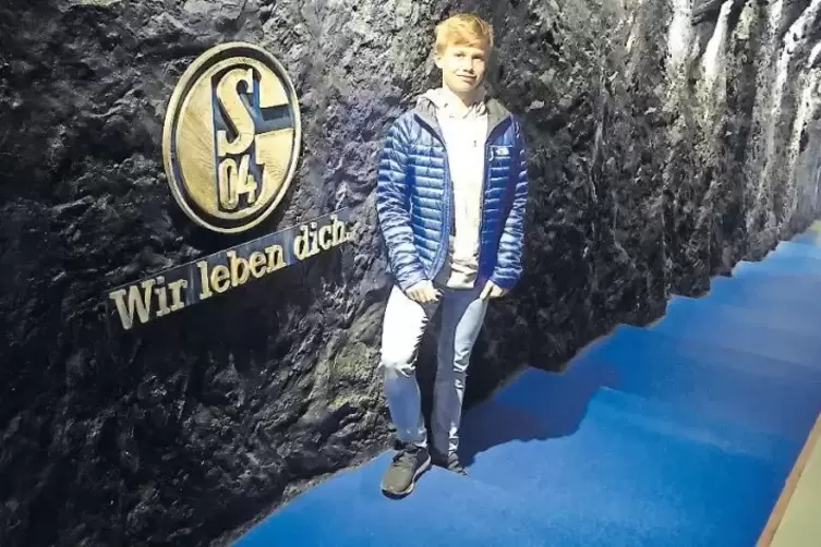 „Auf Schalke“ hat Moritz Theobald auch das Stadion besichtigt. Der Spielertunnel ist einem Bergwerksschacht nachempfunden.