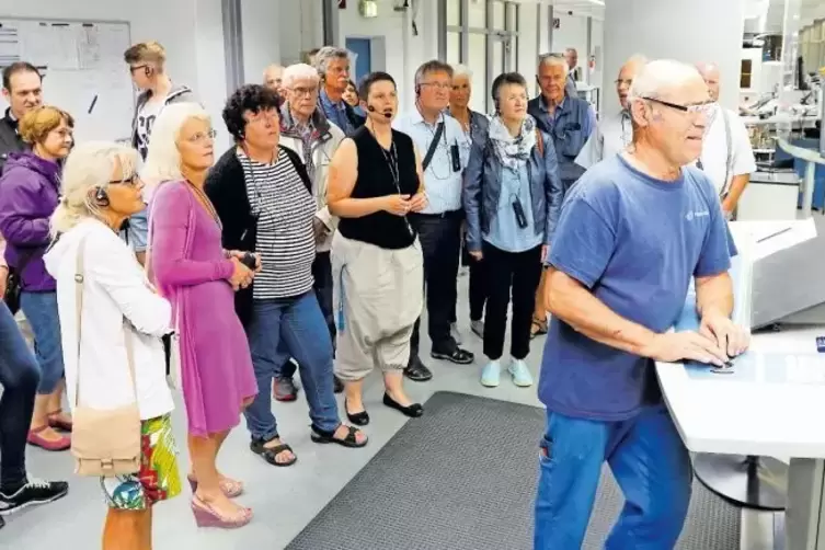 Blick ins RHEINPFALZ-Druckzentrum in Oggersheim: Sandra Sevilla Valls (beigefarbene Hose mit Mikro) und Leser schauen dem Drucke