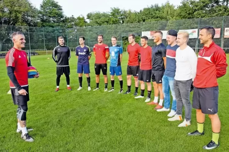 Stehen bereit: Trainer Daniel Graf und die Neuzugänge (von links) Benjamin Klein, Hannes Ulrich, Dennie Schmidt, Niklas Kupper, 