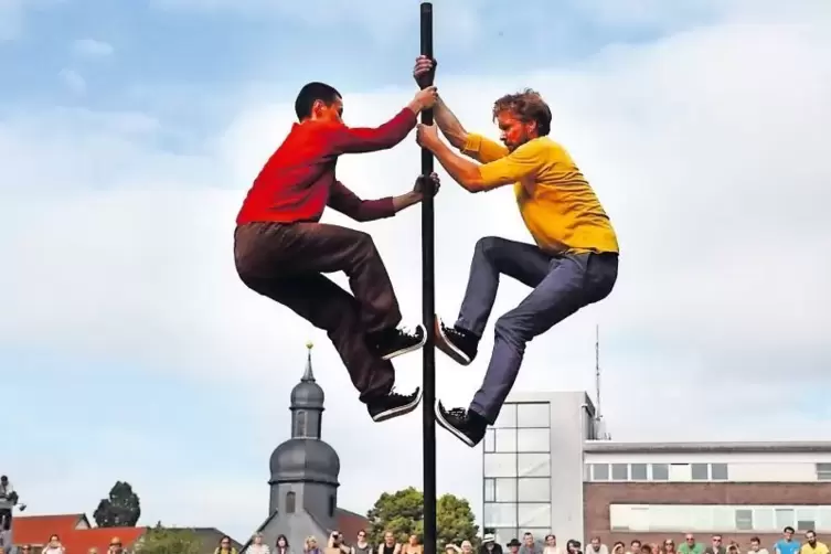 Akrobatik an der langen Stange: das Duo „Carrieux“ 2016 auf der Wiese vor dem Pfalztheater.