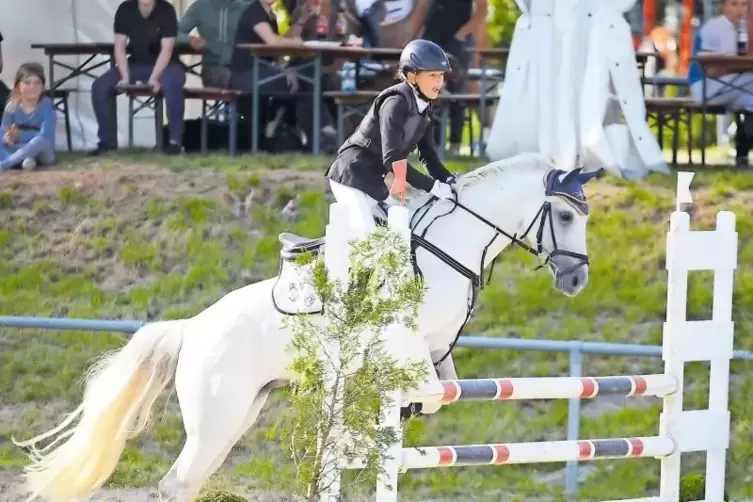 Dass Ponys ziemlich hoch springen können, demonstriert in Winzeln unter anderem Maite Colling vom Pferdesportverein Borwiesenhof