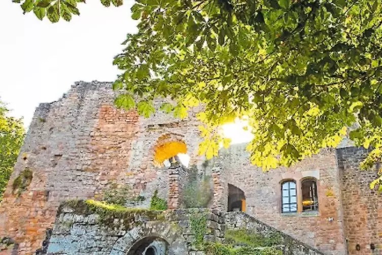 Wer lebte einst auf Burg Nanstein? Gästeführer Hans Becker weiß die Antwort.