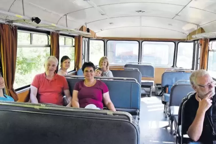 Die Fahrgäste genießen die Beförderung im alten Schienenbus – trotz der Hitze.