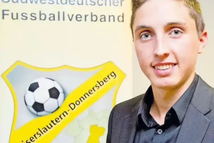 So sehen junge Fußballhelden aus: Dominik Oemcke von der TSG Kaiserslautern freut sich über seine Auszeichnung.