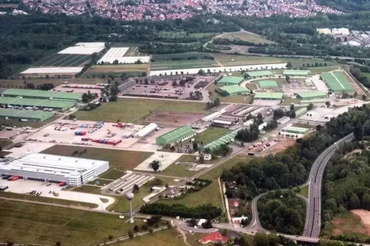 Soll von 70 auf 1900 Tonnen erweitert werden: das Gefahrstofflager im US-Depot Germersheim. Archivluftbild: Lenz