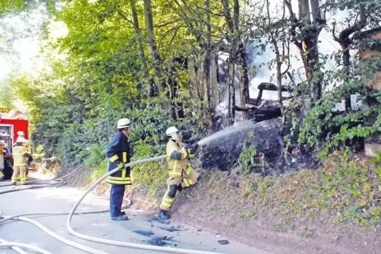 Das mitgeführte Löschwasser reichte aus: Schnell hatte die Feuerwehr den Brand bei Katzweiler im Griff.
