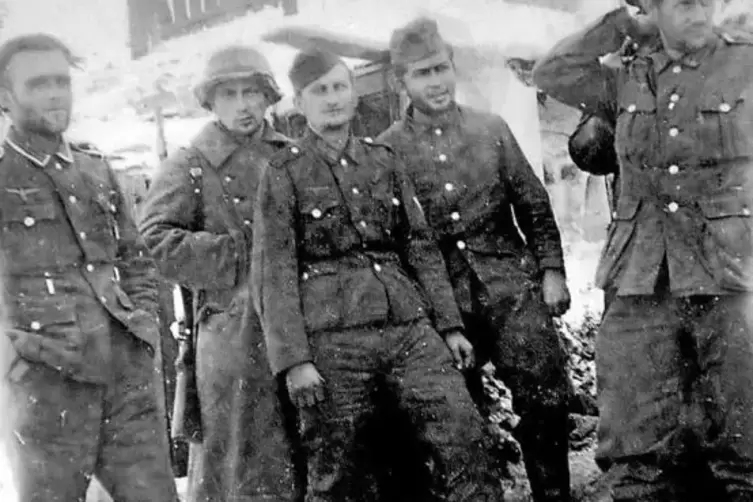 Soldaten des M 10 während des Russlandfeldzugs vor Leningrad.
