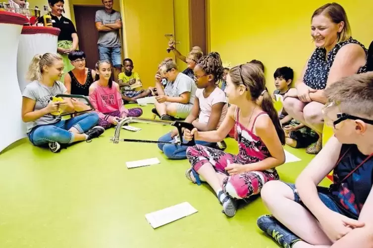 Einen Einweihungs-Rap präsentierten die Kinder gestern in der Lern- und Spielstube „Rappelkiste“ in der Slevogtstraße.