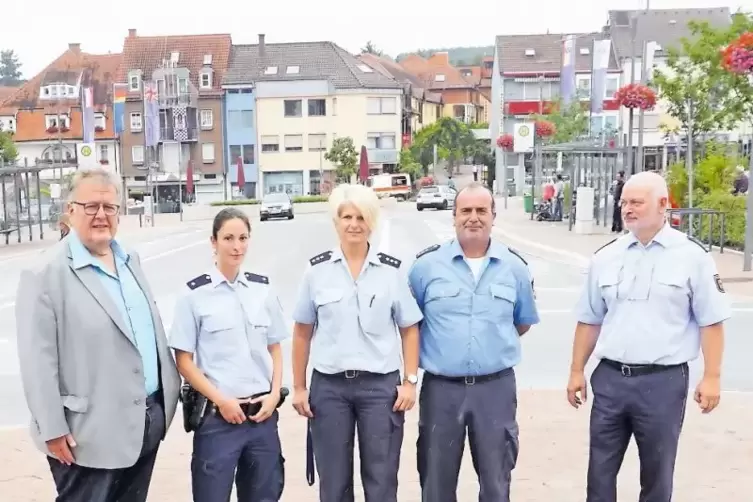 VG-Bürgermeister Bernd Frey, Kathrin Renkel, Anja Marx, Peter Konrad sowie Polizeichef Karl Hofmeister (v.l.) am Marktplatz.