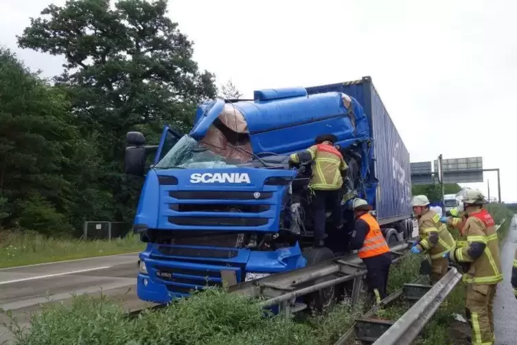 Dieser Laster fuhr in die Leitplanke und stieß mit einem weiteren Lastwagen zusammen. Foto: Feuerwehr/Frei